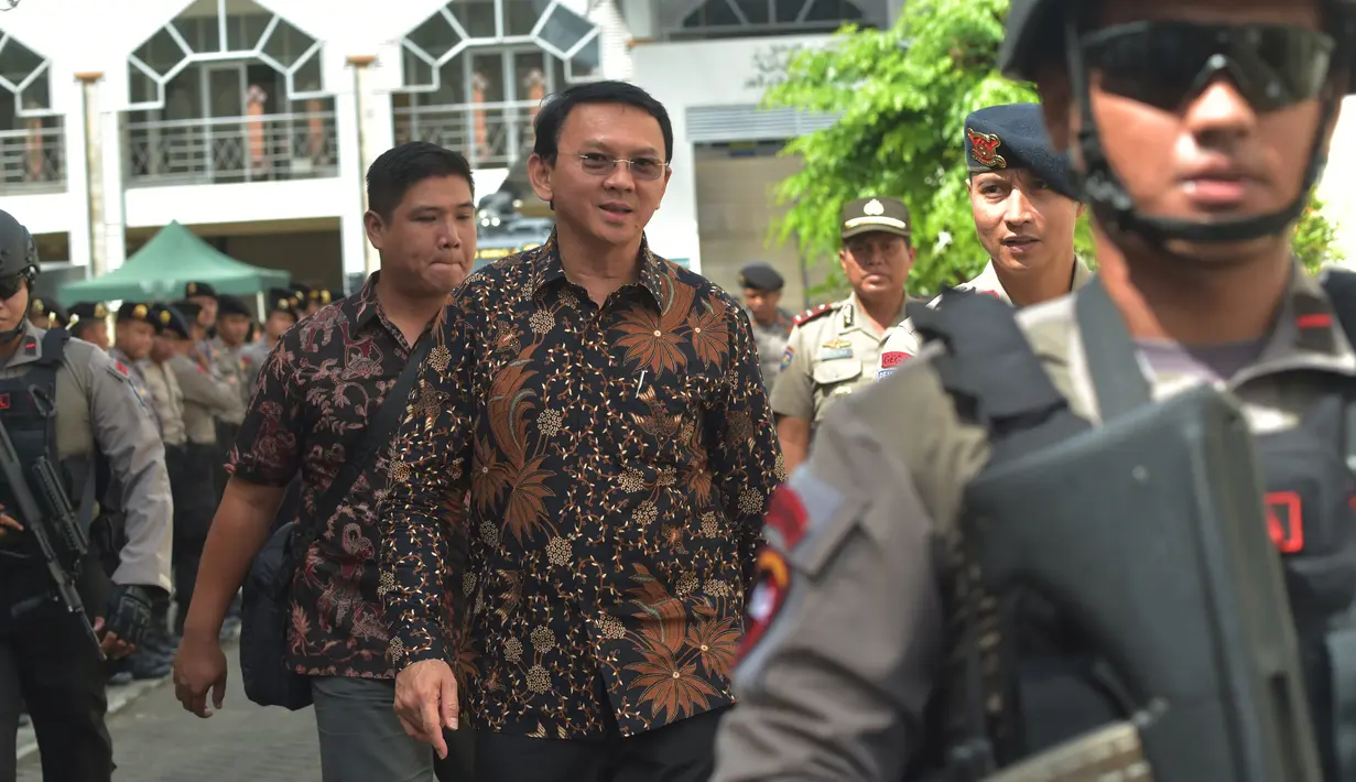 Gubernur DKI Jakarta nonaktif, Basuki Tjahaja Purnama (Ahok) berjalan meninggalkan gedung PN Jakarta Utara, Selasa (20/12). Ahok mendapat pengawalan polisi anti-teror usai menjalani sidang kedua kasus dugaan penistaan. (REUTERS/Adek BERRY/Pool)