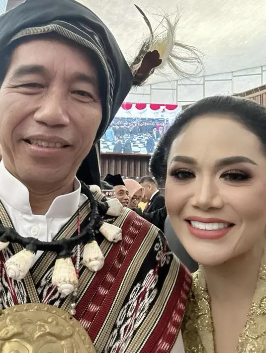 Berfoto bersama Presiden, Jokowi, Krisdayanti mengenakan anting model subeng dengan permata merah. [Instagram/@krisdayantilemos]