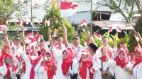 Pemerintah Kabupaten Bone Bolango (Bonebol) saat melakukan gerakan pembagian 10 juta bendera mera putih (Arfandi/Liputan6.com)