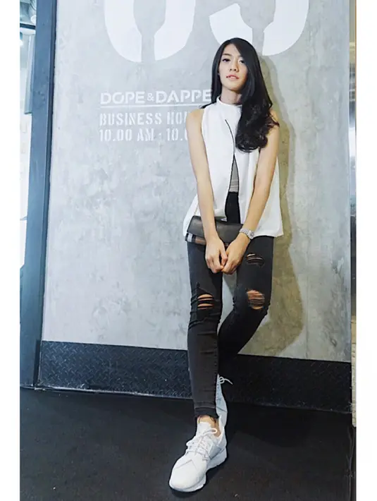 Perempuan yang berprofesi sebagai aktris ini kerap berpenampilan menarik dan kekinian. Gayanya yang keren tak jarang menjadi inspirasi para wanita dalam berbusana. (Instagram/anissaaziza)