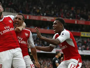Pemain Arsenal merayakan gol yang dicetak Santi Cazorla ke gawang Southampton pada laga Premier League di Stadion Emirates, London, Inggris, Sabtu (10/9/2016). Arsenal menang 2-1 atas Southampton. (AFP/Adrian Dennis)