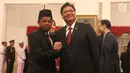 Menteri Sosial Idrus Marham dan Menteri Perindustrian Airlangga Hartarto melakukan salam komando seusai acara pelantikan di Istana Negara, Jakarta, Rabu (17/1). Idrus diangkat sebagai Mensos menggantikan Khofifah Indar Parawansa. (Liputan6.com/Pool/Randi)