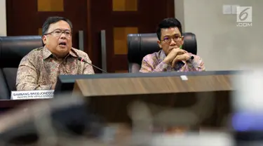 Menteri Negara PPN/Ka Bappenas Bambang Brodjonegoro bersama Anggota DPR Fraksi XI Mukhamad Misbakhun saat menjadi pembicara di Kantor Staf Presiden, Jakarta, Senin (13/5/2019). Diskusi ini membahas tema "Berapa Lama Membangun Ibukota Baru?". (Liputan6.com/Johan Tallo)