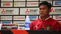 Kapten Timnas Indonesia, Fachruddin Aryanto berfoto bersama&nbsp;saat konferensi pers prematch Piala AFF 2022 antara Indonesia melawan Kamboja di Stadion Utama Gelora Bung Karno (SUGBK), Jakarta, Kamis (22/12/2022). (Bola.com/Bagaskara Lazuardi)