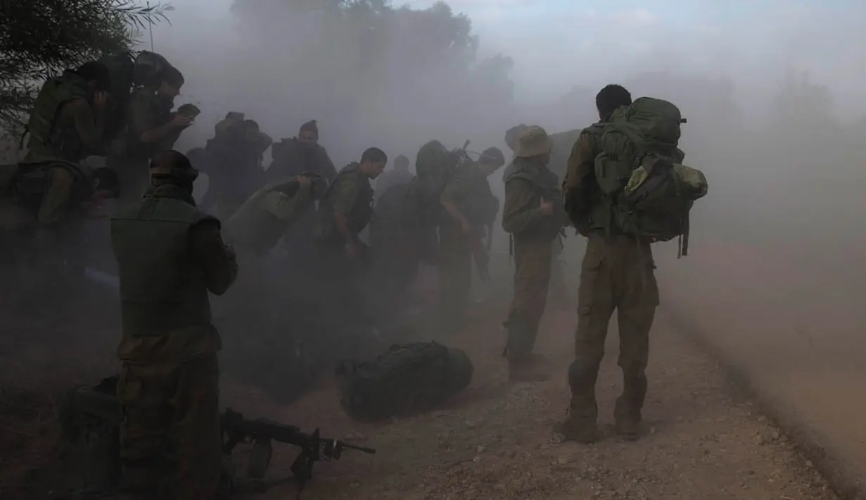 Tentara Israel terlihat menyiapkan senjata dan mengisi peluru sebelum melakukan serangan (REUTERS/Ronen Zvulun).
