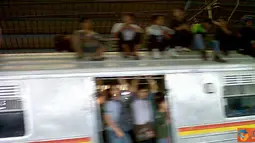 Citizen6, Jakarta: Pengguna KRL Jakarta-Bogor berebut naik atap gerbong kereta. Spanduk besar bertuliskan &quot;Dilarang naik ke atap gerbong kereta&quot; tak mereka hiraukan, dan tidak ada petugas kereta yang menertibkan penumpang liar tersebut. (pengiri