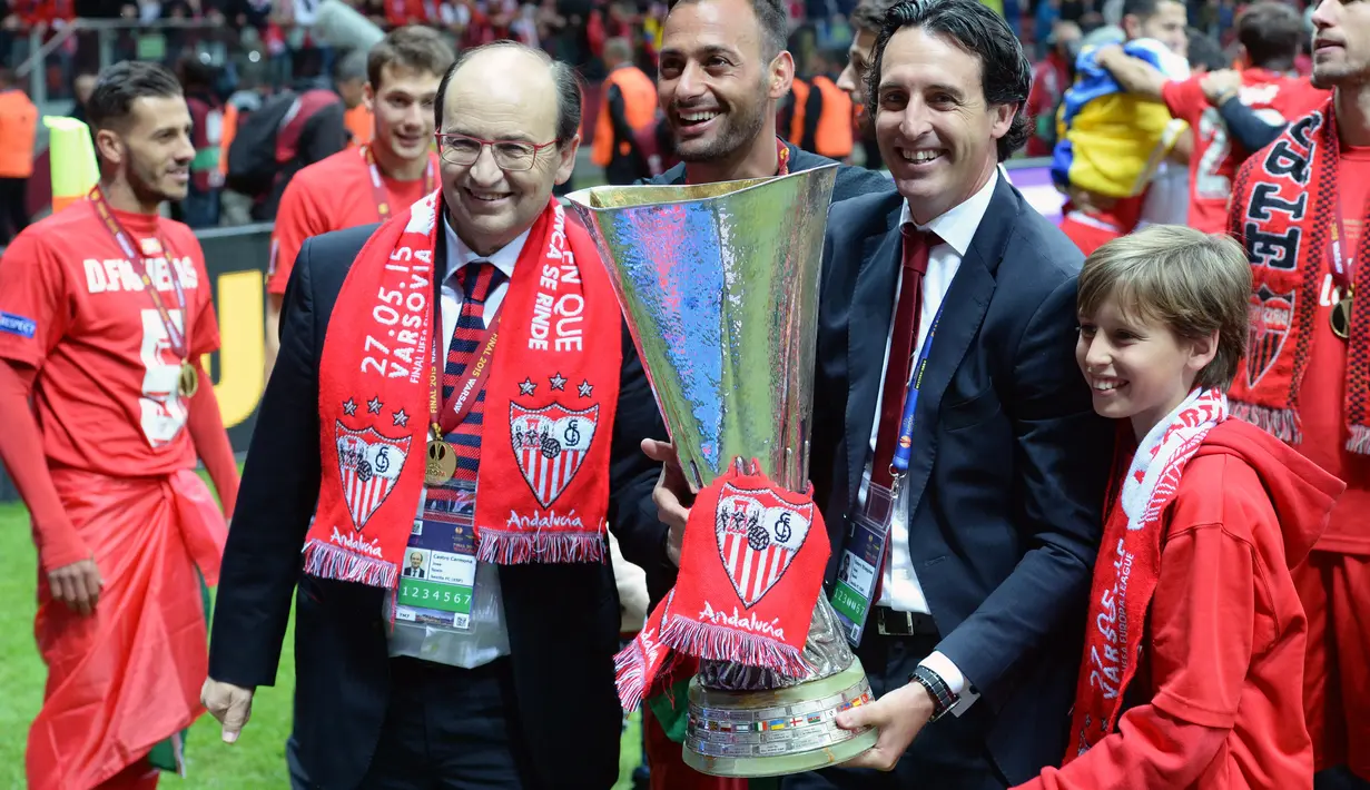 Sebelum pindah ke PSG, Unai Emery sukses bersama Sevilla. Unai membawa tim Spanyol tersebut meraih trofi Liga Europa League 2013-2014, 2014-2015, dan 2015-2016. (AFP/ Piotr Hawalej)