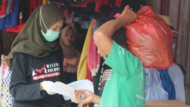 Pembagian gratis antiseptik alami itu sebagai bagian kampanye dalam penanggulangan penyebaran Covid-19. (Foto: Liputan6.com/Galoeh Widura)