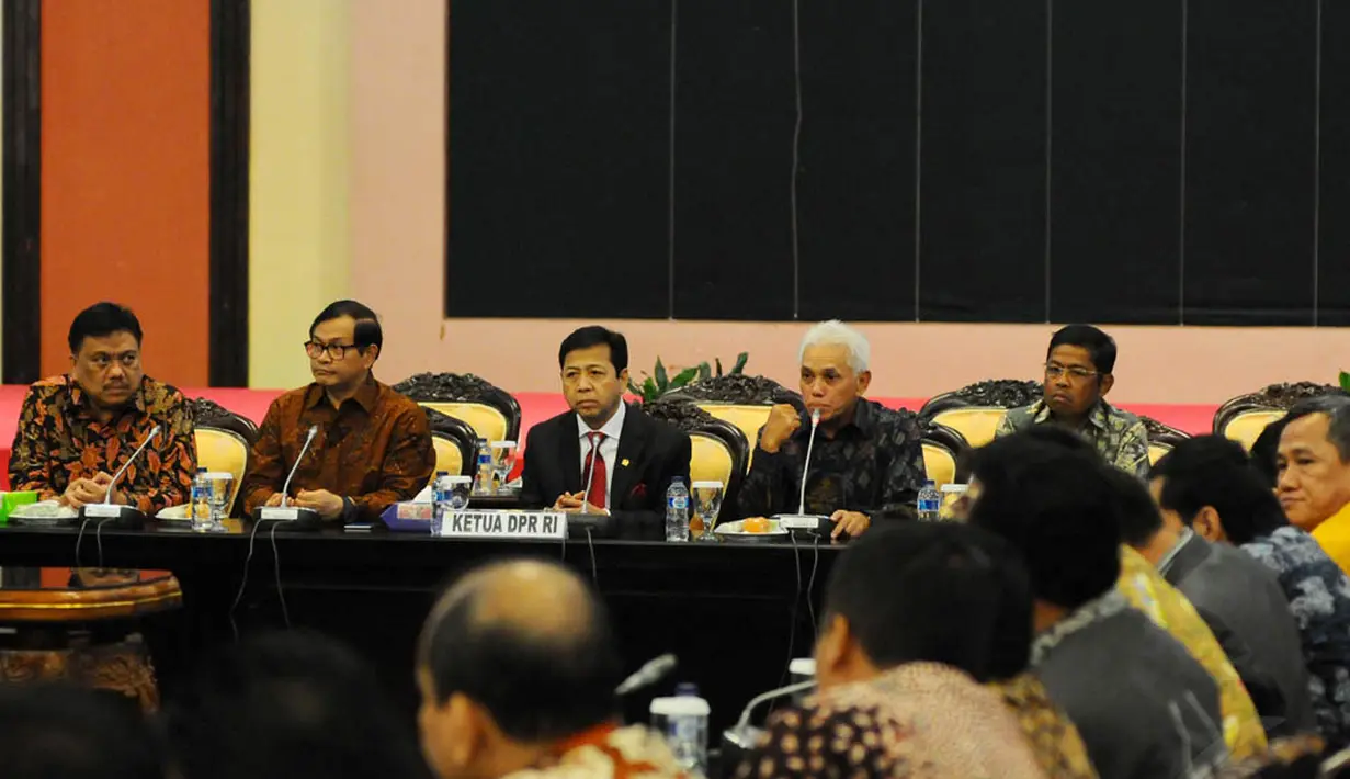 Ketua DPR Setya Novanto, Perwakilan KIH Olly Dondokambey dan Pramono Anung, serta Perwakilan KMP Hatta Rajasa, serta Sekjeni Parta Idrus Marham saat memberikan keterangan pers di Gedung DPR RI, Jakarta, Senin (17/11/2014). (Liputan6.com/Andrian M Tunay)