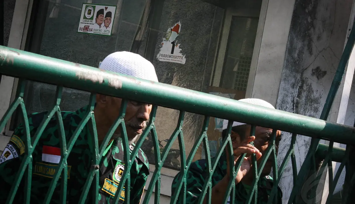 Menurut keterangan, puluhan anggota berpakaian loreng ini berjaga sejak Sabtu (13/9/14) lalu, Jakarta, (17/9/14). (Liputan6.com/Faizal Fanani) 