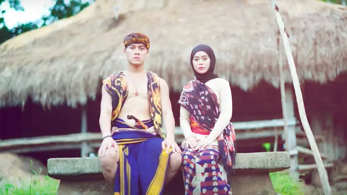 Momen Lesty Kejora dan Rizky Billar jadi Raja dan Permaisuri Sehari di Pulau Sumba. (Sumber: YouTube/Rizky Billar)