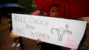 Pengunjuk rasa menentang rancangan larangan total aborsi yang akan membuat perempuan yang mengalami keguguran dapat dijerat dengan UU baru atas tuduhan menggugurkan kandungan secara sengaja di ibu kota Polandia, Senin (3/10). (REUTERS/Kacper Pempel)