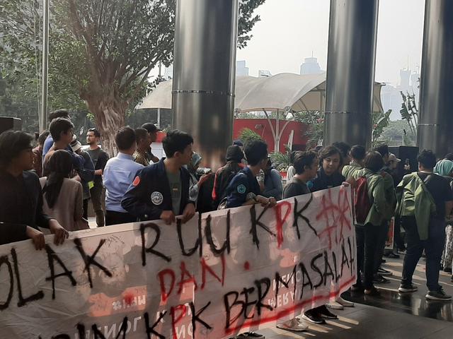 3 Sikap Mahasiswa Yang Demo Di Dpr Terkait Revisi Uu Kpk Dan Ruu Kuhp News Liputan6 Com