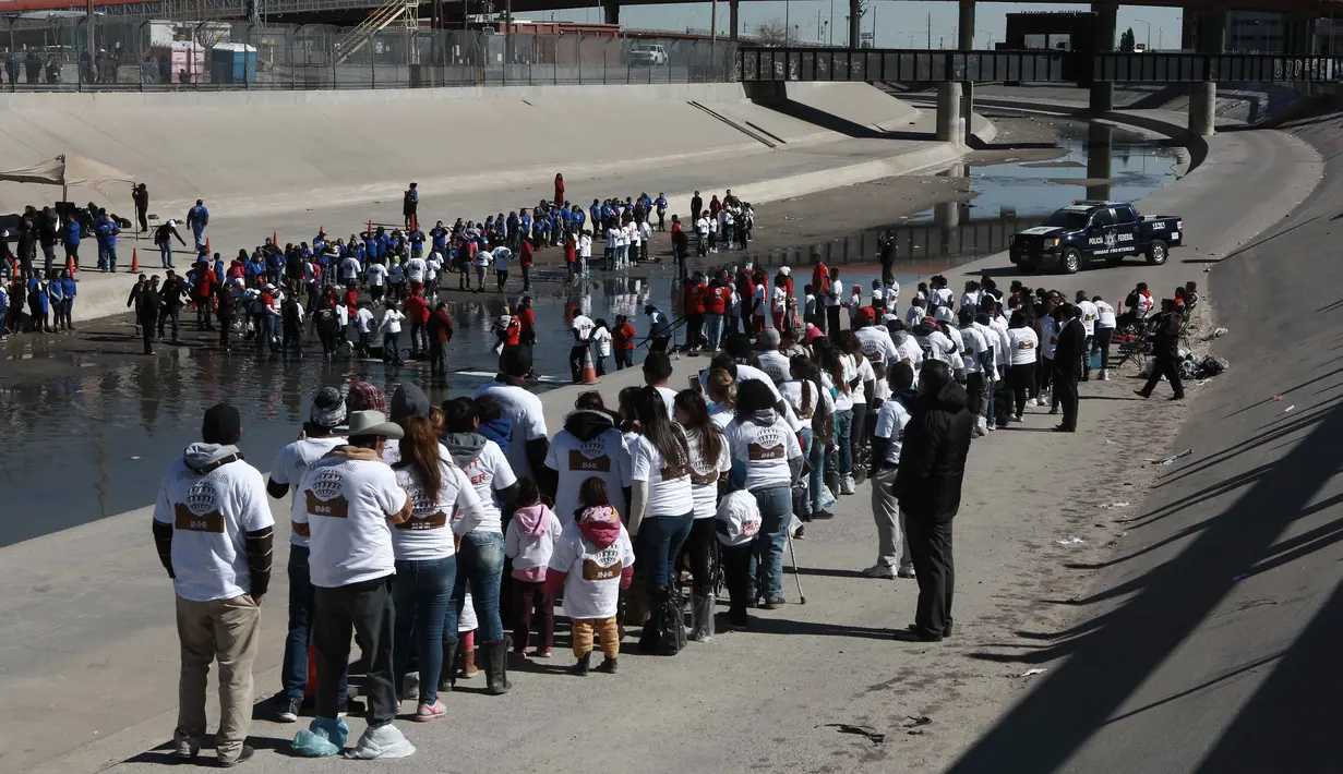 Ratusan orang berbaris mengantre untuk bertemu keluarga dan kerabat mereka di perbatasan Meksiko-AS di Ciudad Juarez, Meksiko (28/1). (AP Photo/Christian Torres)