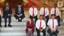 Presiden Joko Widodo didampingi Wapres Ma'ruf Amin memperkenalkan Wakil Menteri Kabinet Indonesia Maju di Istana Merdeka, Jakarta, Jumat (25/10/2019). Jokowi mengumumkan para wakil menterinya dengan cara lesehan di anak tangga di dalam Istana. (Liputan6.com/Angga Yuniar)