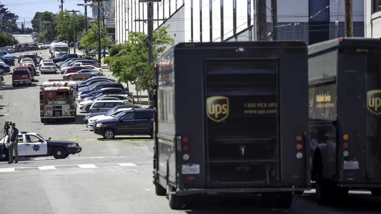 Lokasi penembakan di fasilitas pengiriman barang UPS di San Fransisco, AS. (AFP)