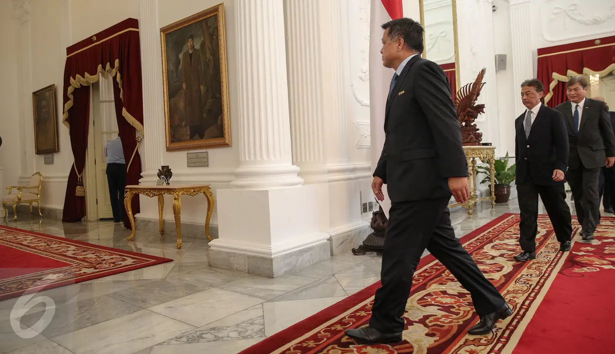 FIFA dan AFC mendatangi Presiden Jokowi di Istana Merdeka, Jakarta, Senin (2/11/2015). Pertemuan tersebut membicarakan kondisi olahraga sepakbola di Indonesia. (Liputan6.com/Faizal Fanani)