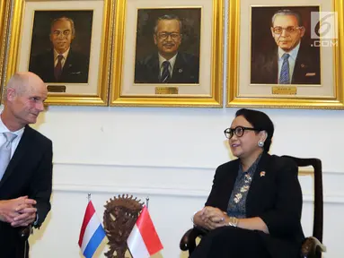 Menteri Luar Negeri Indonesia, Retno Marsudi berbincang dengan Menteri Luar Negeri Belanda Stephanus Abraham Blok saat melakukan pertemuan di gedung Pancasila Kementerian Luar Negeri di Jakarta, Selasa (3/7). (Liputan6.com/Johan Tallo)