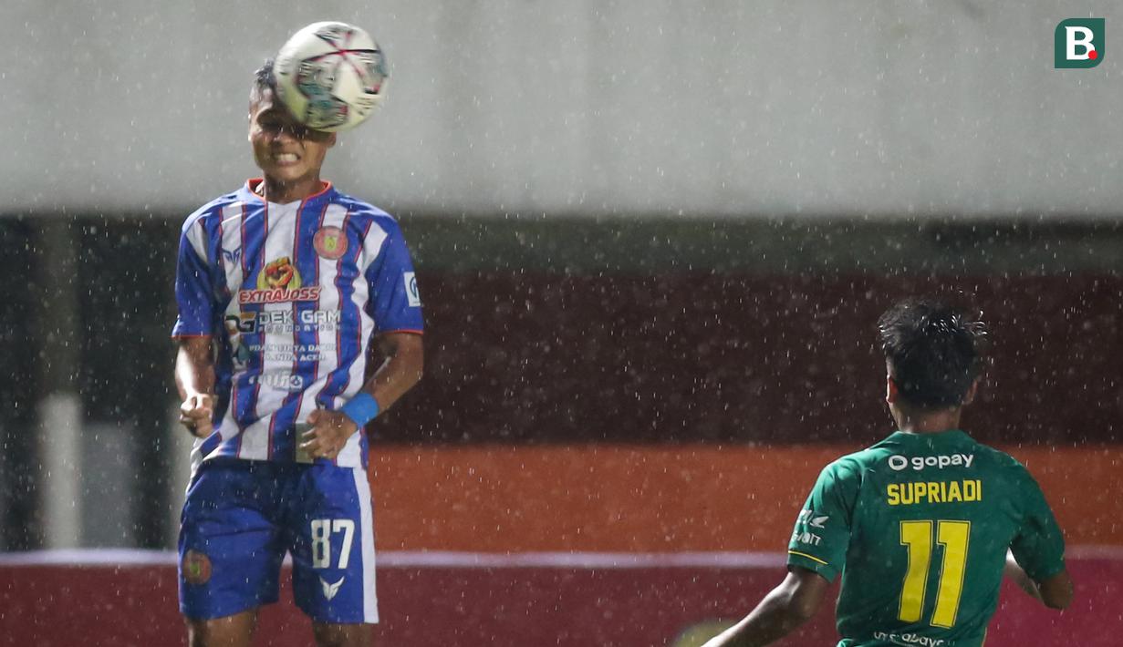 Pemain Persiraja Banda Aceh, Supriyadi mengontrol bola dengan kepalanya saat melawan Persebaya Surabaya dalam laga pekan ke-10 BRI Liga 1 2021/2022 di Stadion Maguwoharjo, Sleman, Minggu (31/10/2021). (Bola.com/Bagaskara Lazuardi)