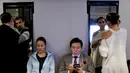 Sejumlah penari menunggu di belakang panggung untuk berkompetisi di kategori salon di final Kejuaraan Dunia Tango di Buenos Aires, Argentina, (22/8). (AP Photo/Natacha Pisarenko)