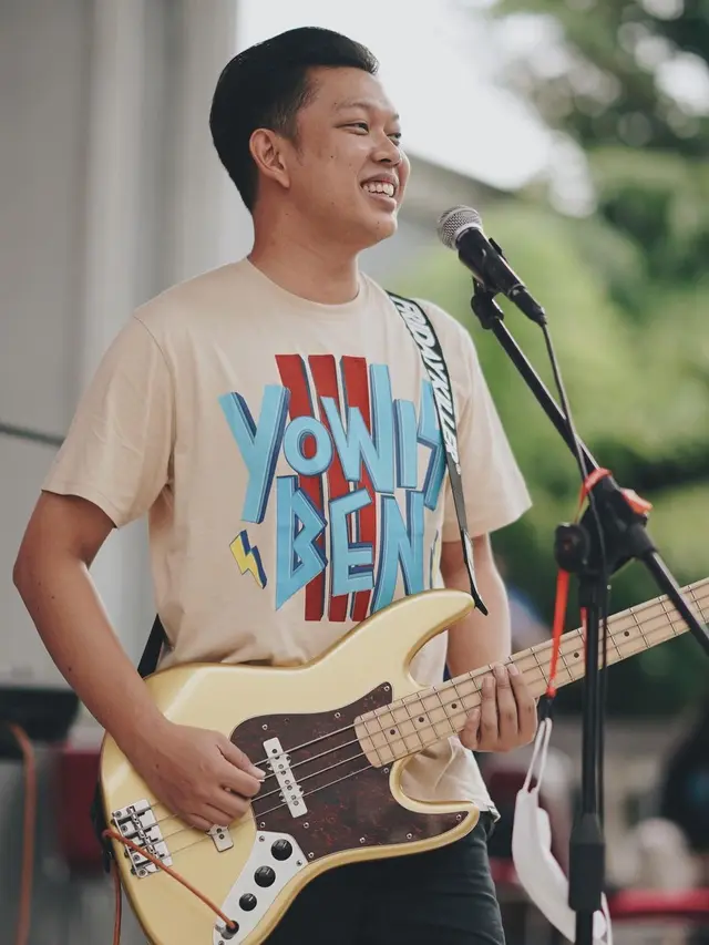 6 Gaya Bayu Skak saat Manggung dengan Gitar Bass, Curi Perhatian