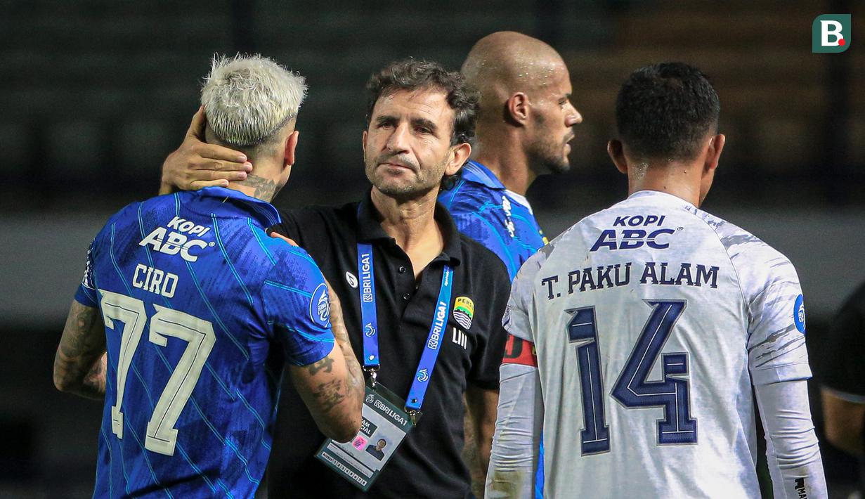 Pelatih kepala Persib Bandung, Luis Milla (tengah) bercengkrama dengan pemainnya, Ciro Alves (kiri) pada laga pekan ketiga BRI Liga 1 2023/2024 antara Persib Bandung melawan Dewa United di Stadion GBLA, Bandung, Jumat (14/07/2023). (Bola.com/Bagaskara Lazuardi)