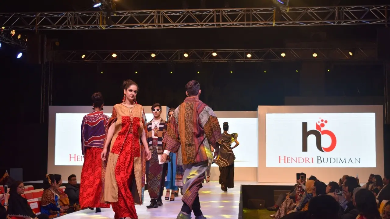 Peragaan busana batik di India (Foto; KBRI New Delhi)