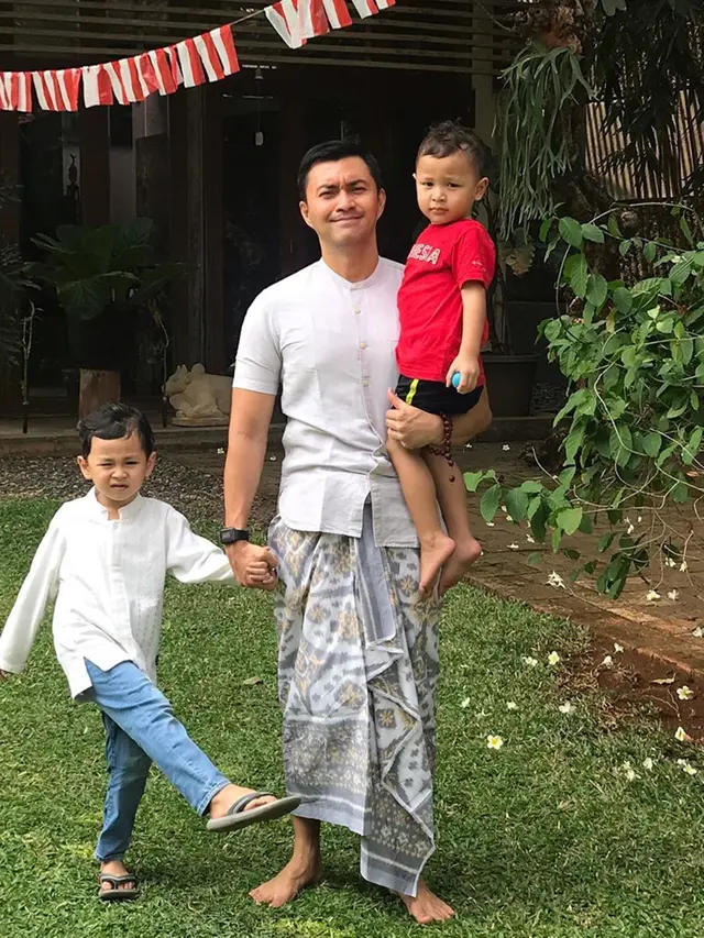 6 Potret Anjasmara Momong Kedua Cucunya, Kompak dan Harmonis