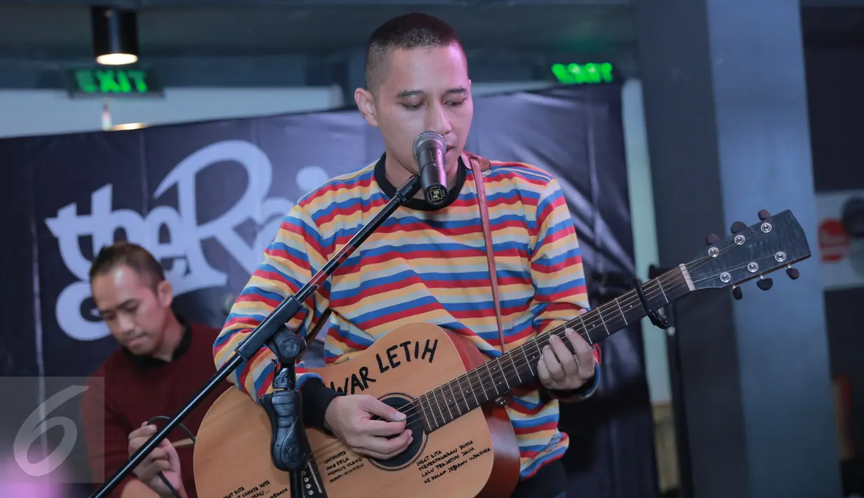 Penampilan The Rain saat rilis album ke-6 bertajuk "Jabat Erat", Jakarta, Rabu (14/9). Tema besar album ke-6 The Rain adalah menertawakan diri sendiri. (Liputan6.com/Herman Zakharia)