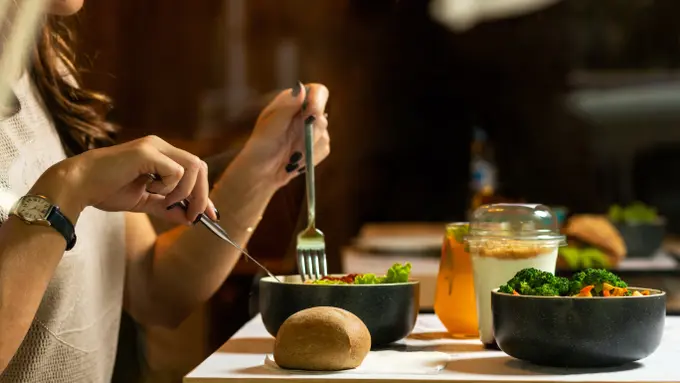 Mitos makan malam saat diet