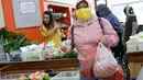 Aktivitas jual beli di Pasar Mitra Tani, Jakarta, Selasa (30/6/2020). Pasar Mitra Tani akan melarang penggunaan kantong plastik sekali pakai untuk seluruh vendor dan konsumen pasar mulai Rabu, 1 Juli 2020. (Liputan6.com/Angga Yuniar)