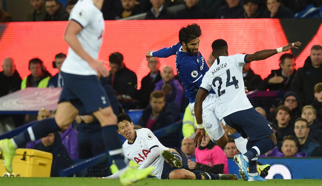 Penyerang Tottenham Hotspur, Son Heung-min, melakukan pelanggaran terhadap gelandang Everton, Andre Gomes, pada laga Premier League di Goodison Park, Minggu (3/11). Tekel tersebut menyebabkan Gomes mengalami patah kaki. (AFP/Oli Scarff)