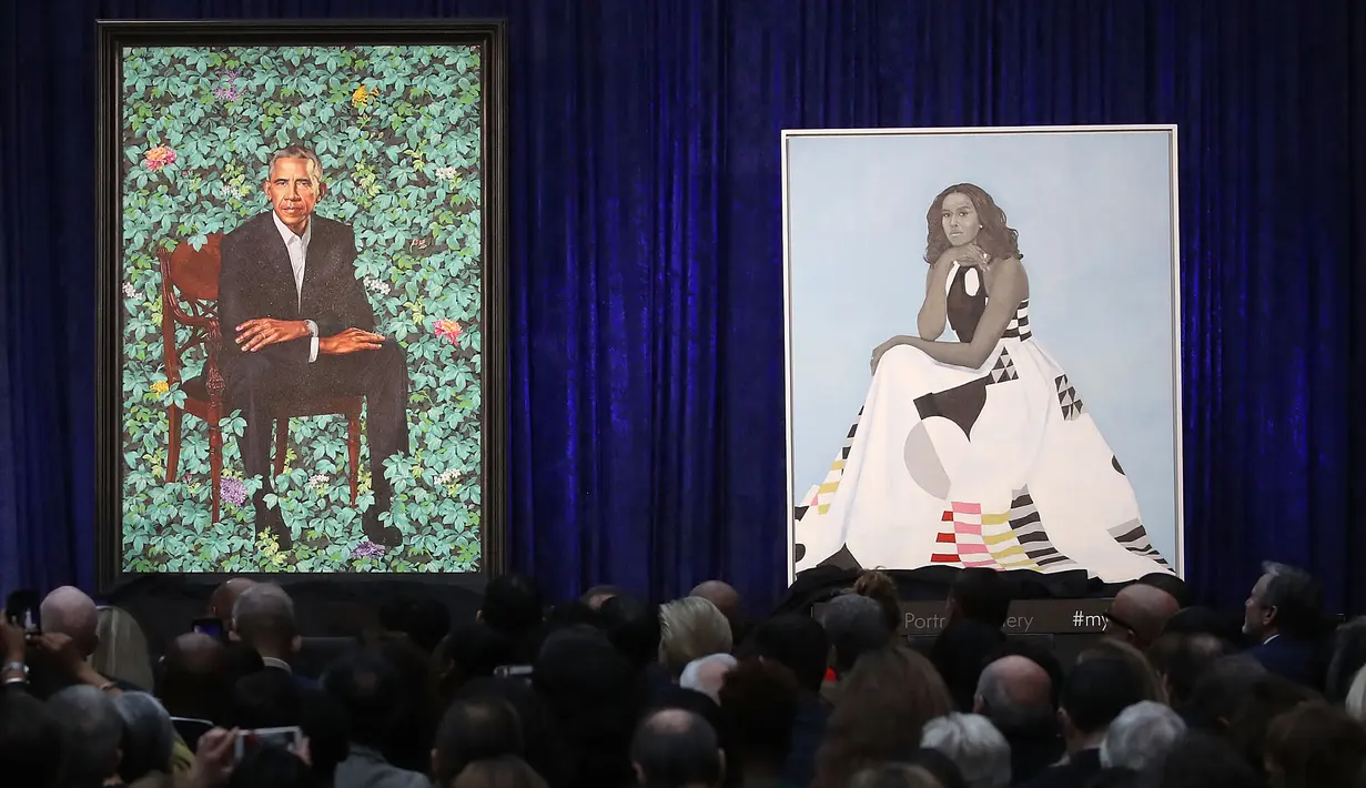 Lukisan Presiden AS ke-44 Barack Obama dan istrinya Michelle Obama yang dipamerkan saat upacara peresmian di Galeri Potret Nasional Smithsonian, Washington DC (12/2). (Mark Wilson/Getty Images/AFP)