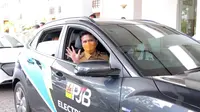 Emil Elestianto Dardak uji coba mobil listrik milik PT Pembangkitan Jawa Bali (PJB). (Dian Kurniawan/Liputan6.com)