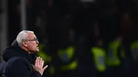 Pelatih Sampdoria, Claudio Ranieri menginstruksikan pemainnya saat bertanding melawan Juventus pada pertandingan lanjutan Liga Serie A Italia di stadion Luigi-Ferraris di Genoa (18/12/2019). Juventus menang tipis 2-1 atas Sampdoria. (AFP/Marco Bertorello)