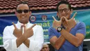 Pasangan Cagub Cawagub DKI Jakarta 2017 Anies Baswedan dan Sandiaga Uno memberikan salam kepada awak media saat akan menjalani tes kesehatan di RSAL Dr. Mintoharjo, Jakarta, Sabtu (24/9). (Liputan6.com/Immanuel Antonius)