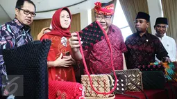 Menteri Koperasi dan UKM Puspayoga melihat hasil produksi wirausaha pemula saat sinergi program pembiayaan Kementerian Koperasi dan UMK dengan pemerintah daerah Provinsi Nusa Tenggara Barat, Lombok, Jumat (12/5). (Liputan6.com/Angga Yuniar)