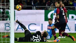 Striker Napoli, Dries Mertens berhasil mencetak gol ke gawang Cagliari pada laga pekan ke-26 Serie A di Sardegna Arena, Selasa (27/2). Napoli menggulung tuan rumah Cagliari dengan skor telak 5-0. (ALBERTO PIZZOLI / AFP)