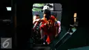 Anggota TNI membantu seorang anak menaiki Panser Anoa dalam pameran road to campus Alat Utama Sistem Persenjataan (Alutsista) di kawasan Boulevard Universitas Indonesia, Depok, Jawa Barat, Kamis (27/8/2015). (Liputan6.com/Yoppy Renato)