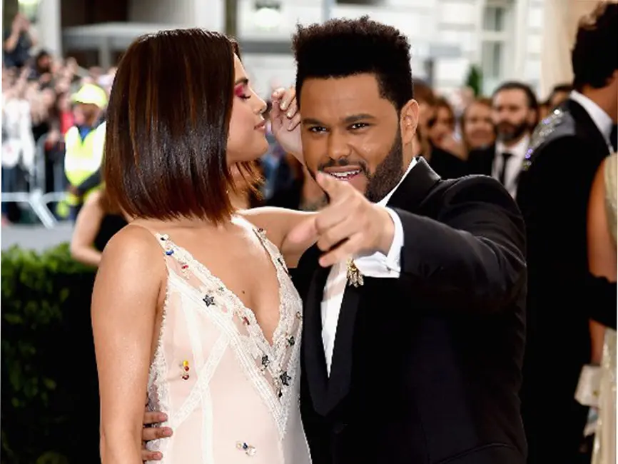 Sejak pertama dikabarkan menjalin hubungan, Selena Gomez dan The Weeknd memang selalu memamerkan kemesraannya. Namun, untuk tampil di depan publik baru pertama kali dilakukan keduanya. (AFP/Bintang.com)