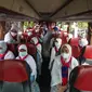 Calon jemaah umrah berada dalam bus untuk diberangkatkan usai melalui masa karantina di Asrama Haji Pondok Gede, Jakarta, Selasa (11/1/2022). Sebanyak 436 calon jemaah umrah diberangkatkan setelah sebelumnya pemerintah memberangkatkan 419 jemaah seluruh Indonesia.  (merdeka.com/Imam Buhori)