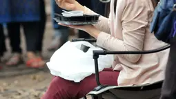 Jessica Mila menikmati makan siang saat istirahat di sela-sela syuting sinetron Ganteng-Ganteng Serigala di kawasan Buperta Cibubur, Jakarta, Rabu (22/7/2015). (Liputan6.com/Panji Diksana)