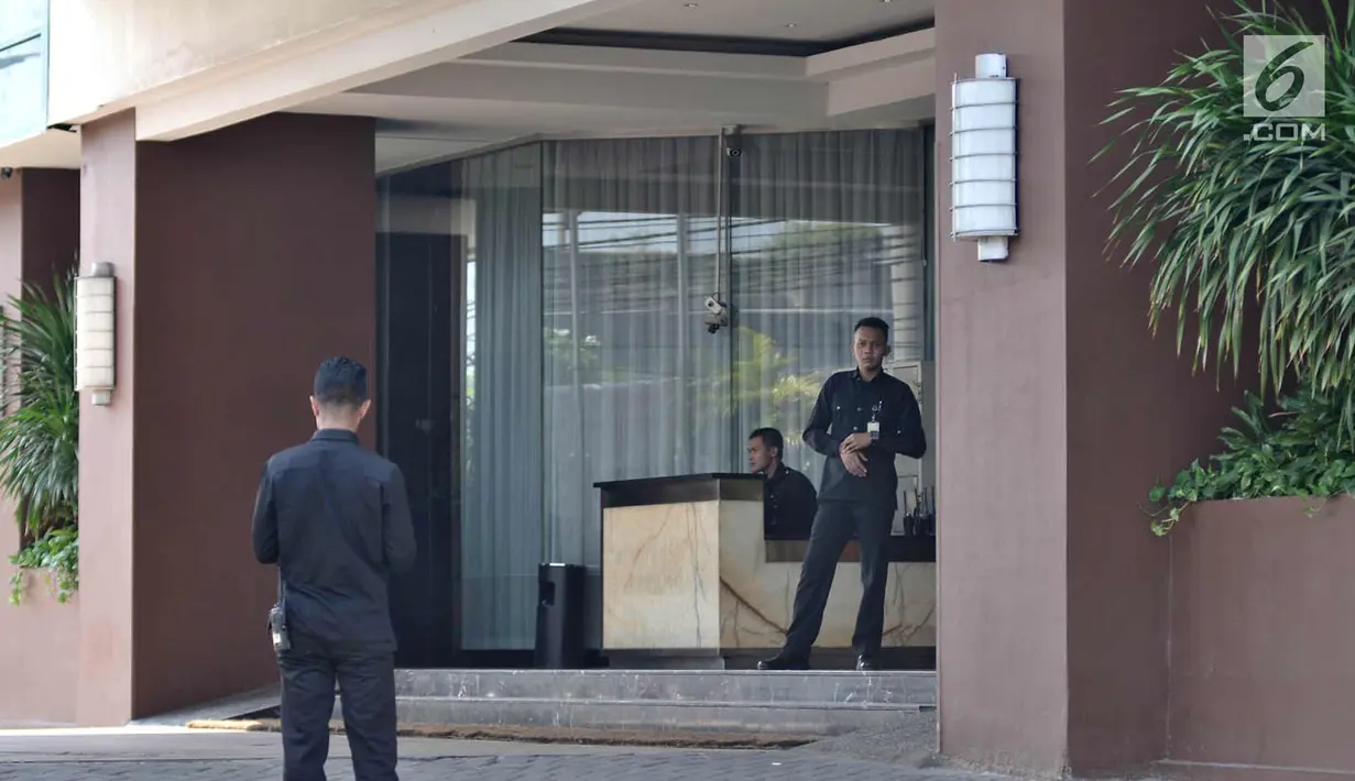 Petugas keamanan berjaga di depan Hotel Alexis, Jakarta, Rabu (28/3). Penutupan disebabkan oleh sejumlah pelanggaran yang ditemui Pemprov DKI Jakarta, antara lain pemeriksaan, praktik prostitusi, dan perdagangan manusia. (Merdeka.com/Iqbal S. Nugroho)