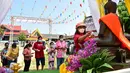 Umat Buddha menghadiri doa saat mereka merayakan Tahun Baru Buddha, yang secara lokal dikenal sebagai Songkran, di kuil Prachapirom di Narathiwat (12/4/2022). (AFP/Madaree Tohlala)