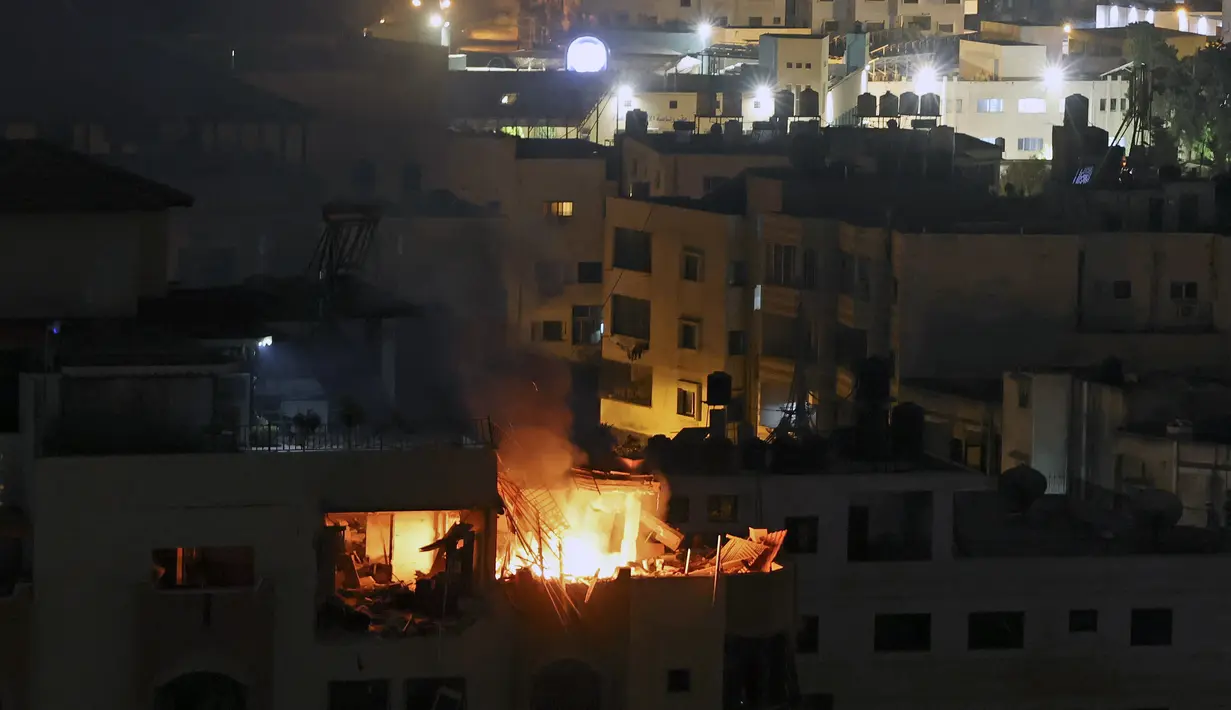 Serangan udara Israel menewaskan sembilan orang sebelum fajar 9 Mei 2023 di Jalur Gaza, menurut kementerian kesehatan wilayah yang dikuasai Hamas. (AFP/Mohammed Abed)