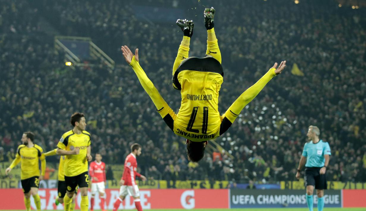 Penyerang Borussia Dortmund, Pierre-Emerick Aubameyang menancapkan namanya sebagai pemuncak klasemen sementara top scorer hingga pekan ke-25 Bundesliga. ubameyang mencetak 23 gol atau terpaut satu gol dari pesaingnya. (EPA/Friedemann Vogel)