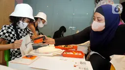 Anak-anak belajar mewarnai di sela-sela pembukaan Studio Ganara Art di PIK Avenue, Jakarta (14/06/2022). Studio baru di PIK Avenue menghadirkan Art Space dan Art Studio yang bisa memfasilitasi kelas seni dengan konsep Nusantara dalam bentuk perkenalan taman satwa, flora fauna. (Liputan6.com/Fery Pradolo)
