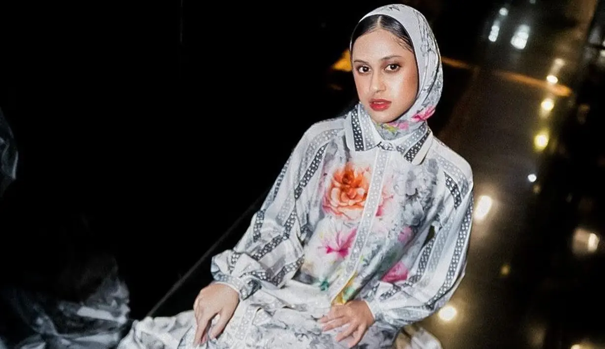 Penampilan gadis 17 tahun ini saat mengenakan pakaian berhijab rancangan Ivan Gunawan langsung jadi sorotan. Banyak yang memuji penampilan Asila kala itu. Di kolom komentar postingan Asila di Instagram, banyak yang menyebut putri Ramzi tersebut terlihat lebih cantik dari biasanya. (Liputan6.com/IG/@therealasilamaisa)