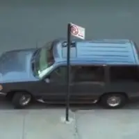 Berkat kegigihannya, pengemudi ini berhasil mengeluarkan mobilnya dari parkir yang menyebalkan.