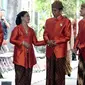 Presiden Jokowi berbincang dengan Ibu Negara, Iriana serta Gibran Rakabuming dan Kaesang Pangarep sambil menunggu tamu yang pulang dari kediamannya di Jalan Kutai Utara, Solo usai prosesi siraman Kahiyang Ayu, Selasa (7/11). (Liputan6.com/Angga Yuniar)
